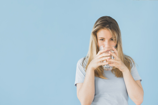 A INGESTÃO DE ÁGUA DEVE SER UM HÁBITO DO DIA A DIA E NÃO APENAS EM DIAS QUENTES